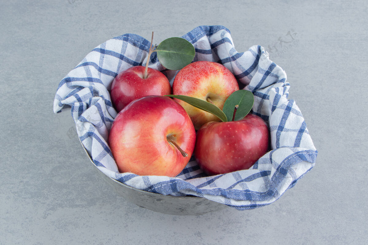 风味用毛巾把苹果包在大理石上多汁健康营养