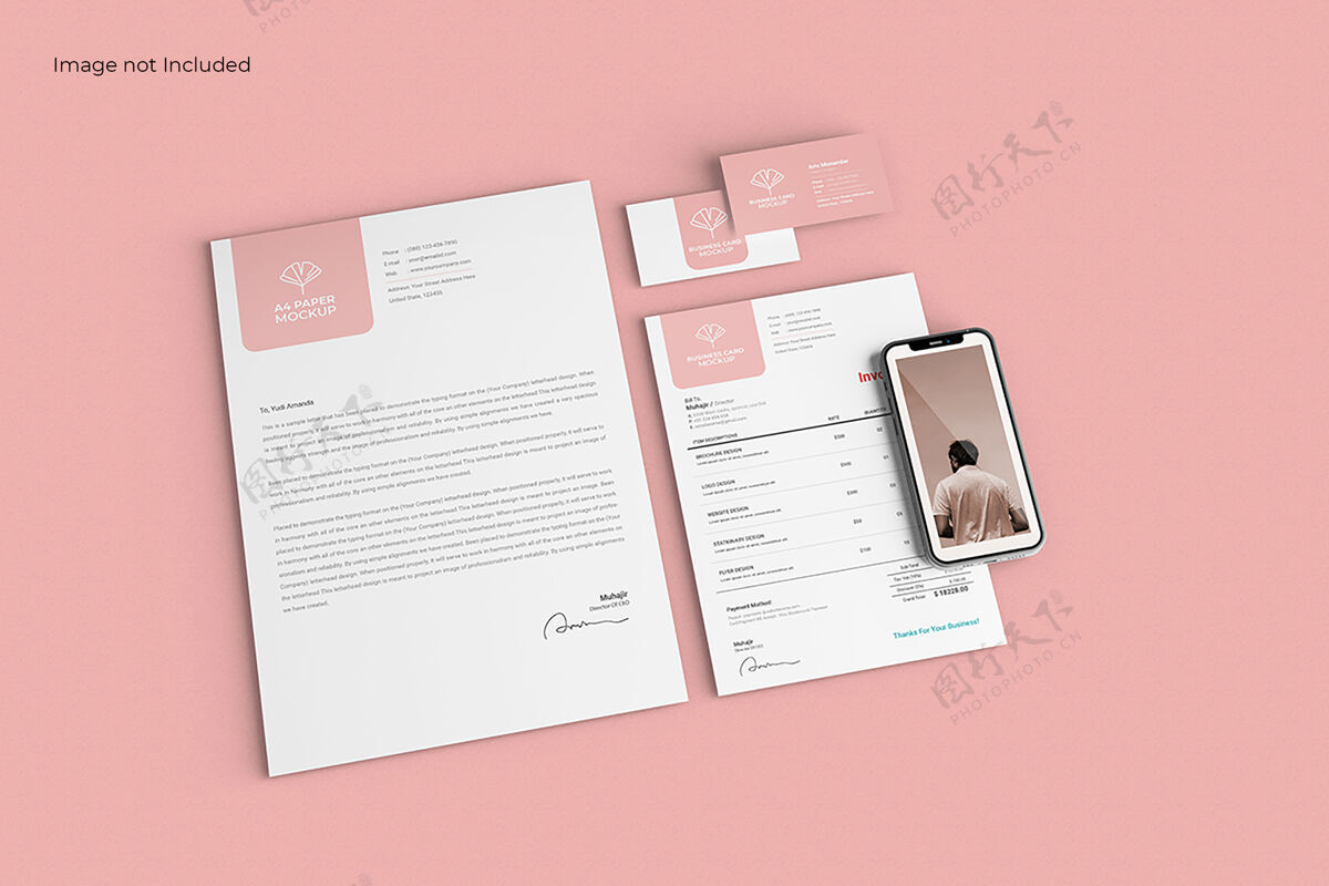 模型粉红色表面上的现代商务文具模型 俯视图信封手机公司