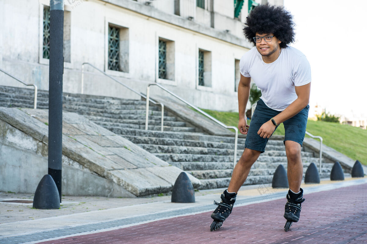 运动员年轻的拉丁男子在街上户外溜冰的肖像体育概念城市概念男子健身运动