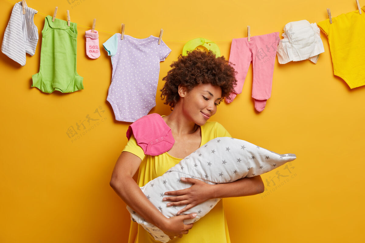 拥抱深情的妈妈抱着裹在毯子里熟睡的宝宝 对宝宝表达爱护 照顾新生儿 做一个快乐的妈妈 和小女儿说话 抱着小宝宝父母出生妈妈