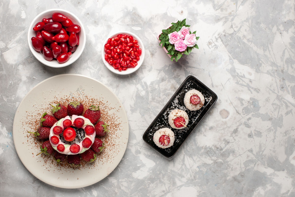 桌子顶视图新鲜水果山茱萸草莓在白色空间草莓膳食山茱萸