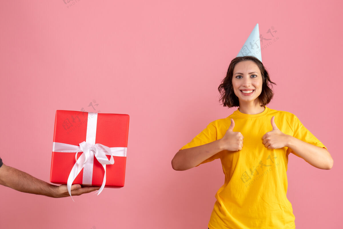 购物正面图年轻的女性接受来自男性的粉红色礼物丝带符号情感