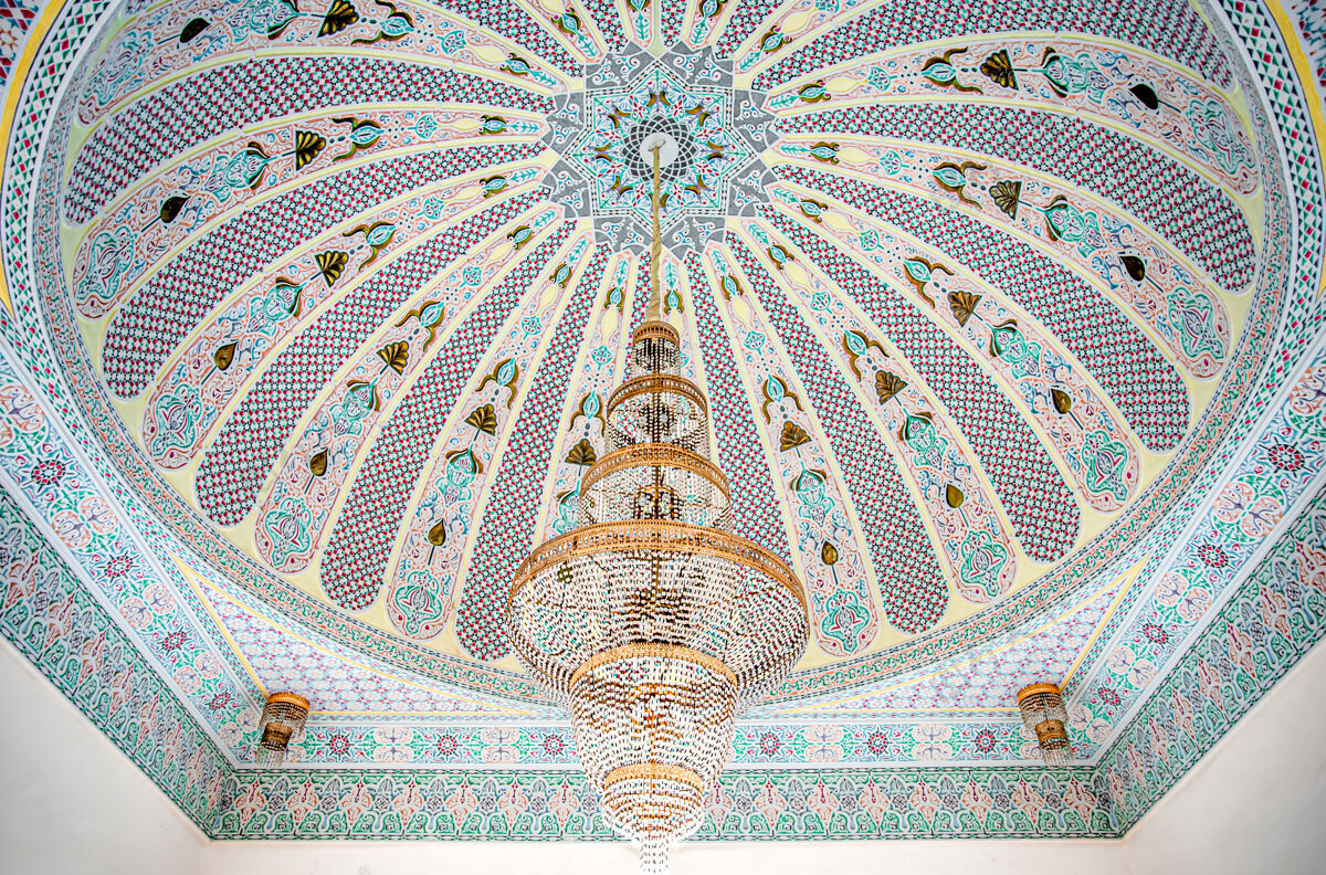 寺庙大的金色吊灯在一个有伊斯兰传统宗教装饰的杂色天花板上陶瓷吊灯伊斯兰