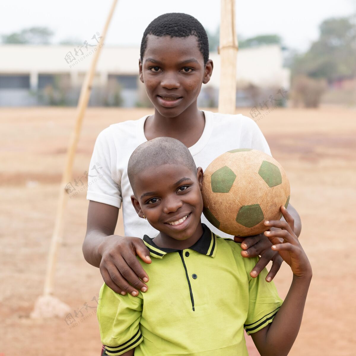 非洲带着足球的非洲男孩的画像足球足球孩子