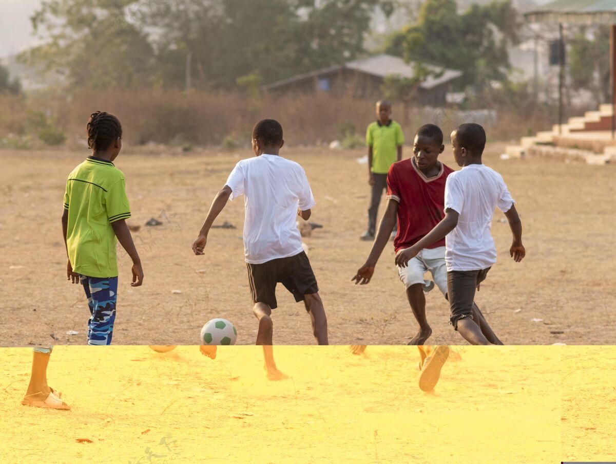 足球孩子们在踢足球足球孩子非洲