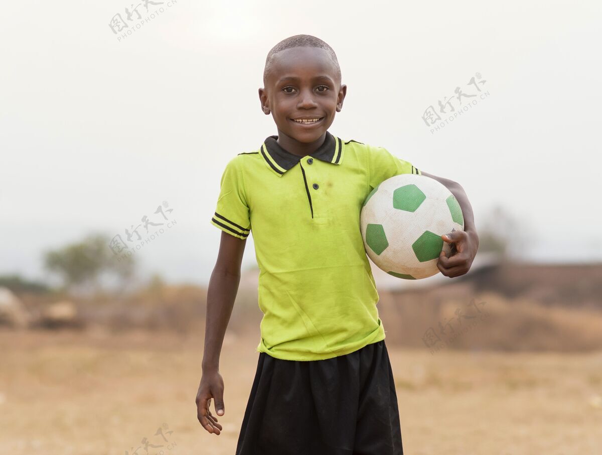 非洲一个拿着足球的非洲小孩孩子足球比赛足球