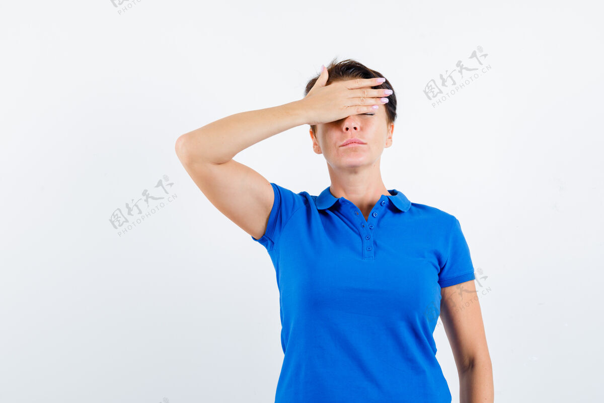 前额一位穿着蓝色t恤的成熟女士手放在额头上 神情沉思前视图头发老年人护理