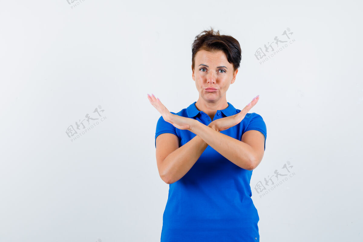 老穿着蓝色t恤的成熟女性展示着停车姿势 看上去很失望正面图美容健康年龄