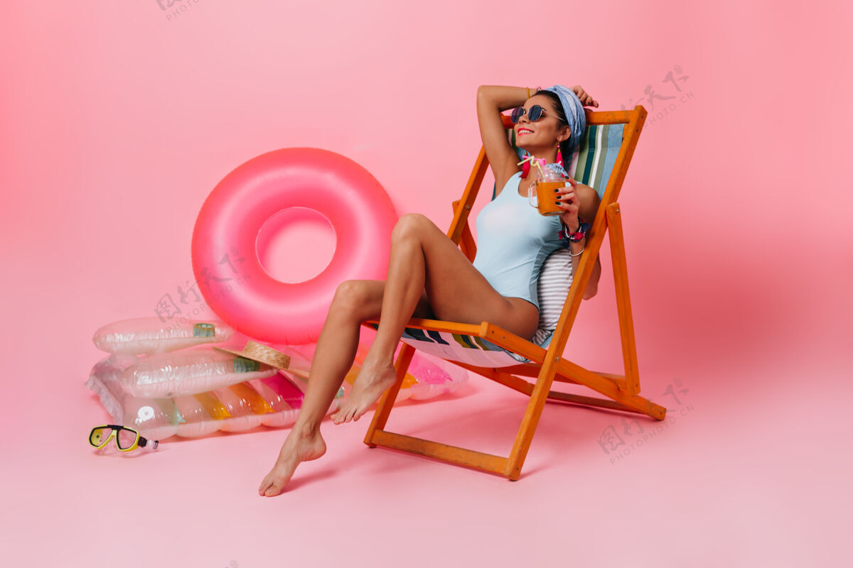 人穿着泳衣躺在躺椅上的快乐女人年轻人年轻躺椅