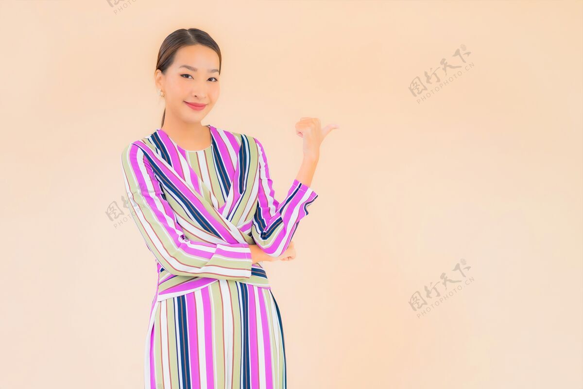 成人肖像美丽的亚洲年轻女子微笑放松在行动上的色彩年轻壁板模特