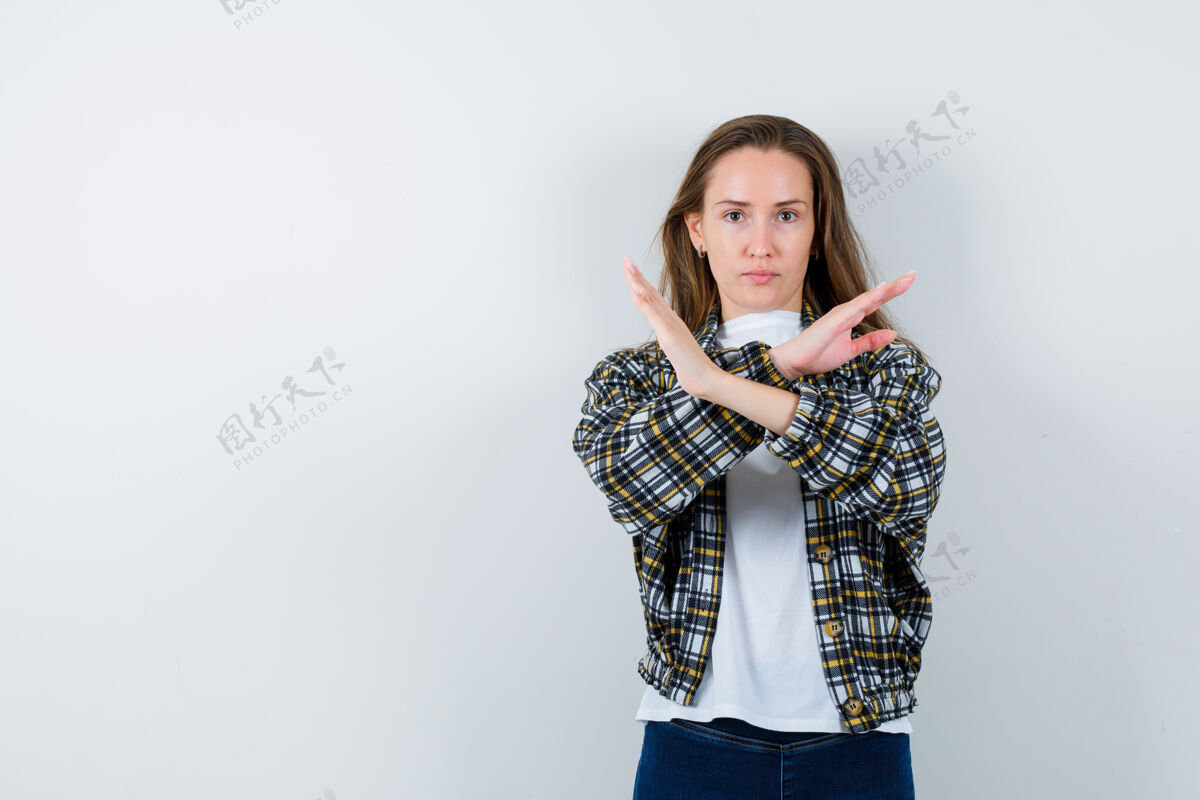 女孩年轻女士在t恤衫 夹克衫上展示停车姿势 看起来很坚决 正面视图停止T恤成人