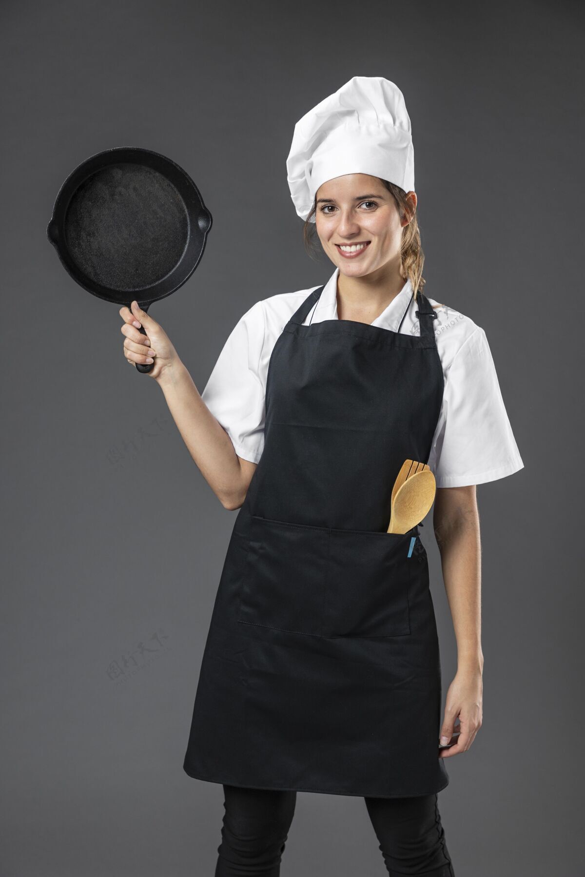 肖像用平底锅给女厨师画像员工女厨师烹饪