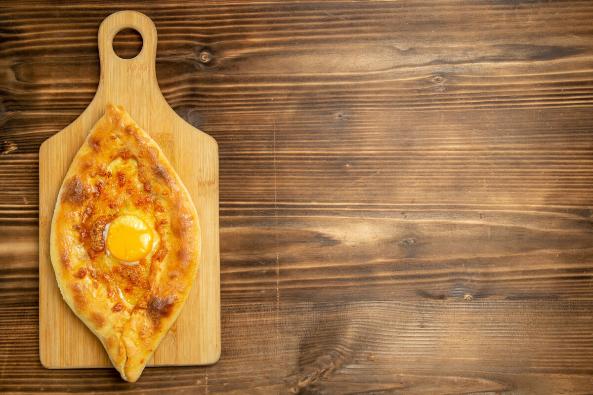 老的俯瞰美味的鸡蛋面包烤在棕色木桌上面包包烤早餐鸡蛋鸡蛋拼花地板生的