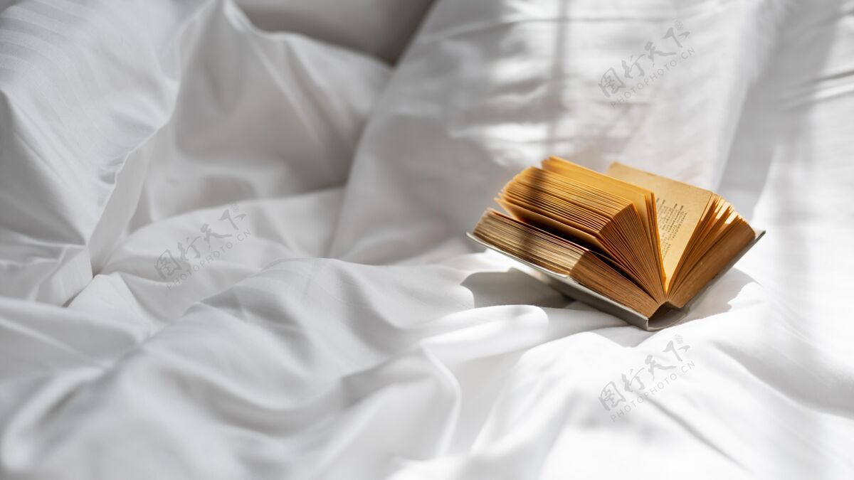 阅读床单上的高角度书横向床单知识