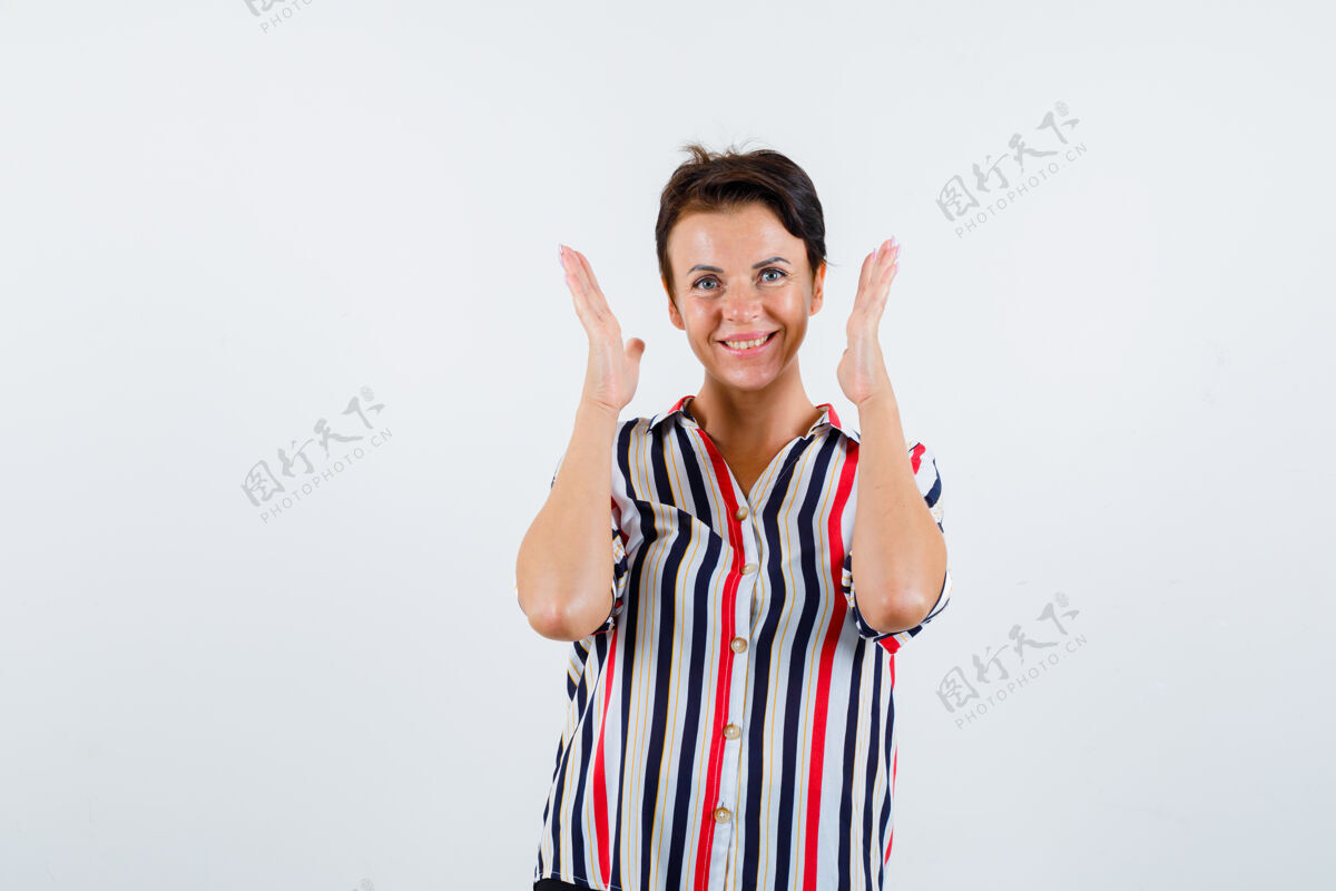 商务成熟的女人手拉手靠近头部 微笑着穿着条纹衬衫 看起来很活泼前视图白发人健康