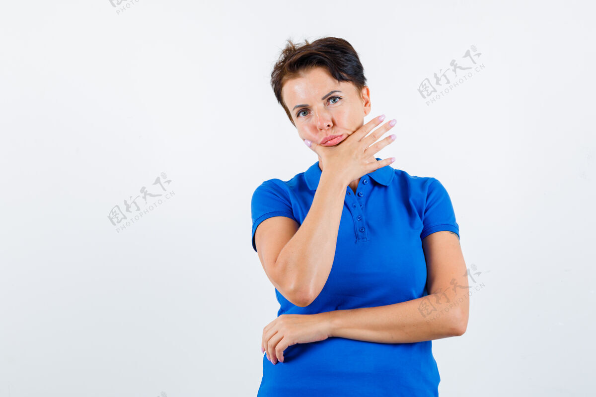 护理身着蓝色t恤的成熟女性手牵手下巴 面带沉思的肖像持有老年人人