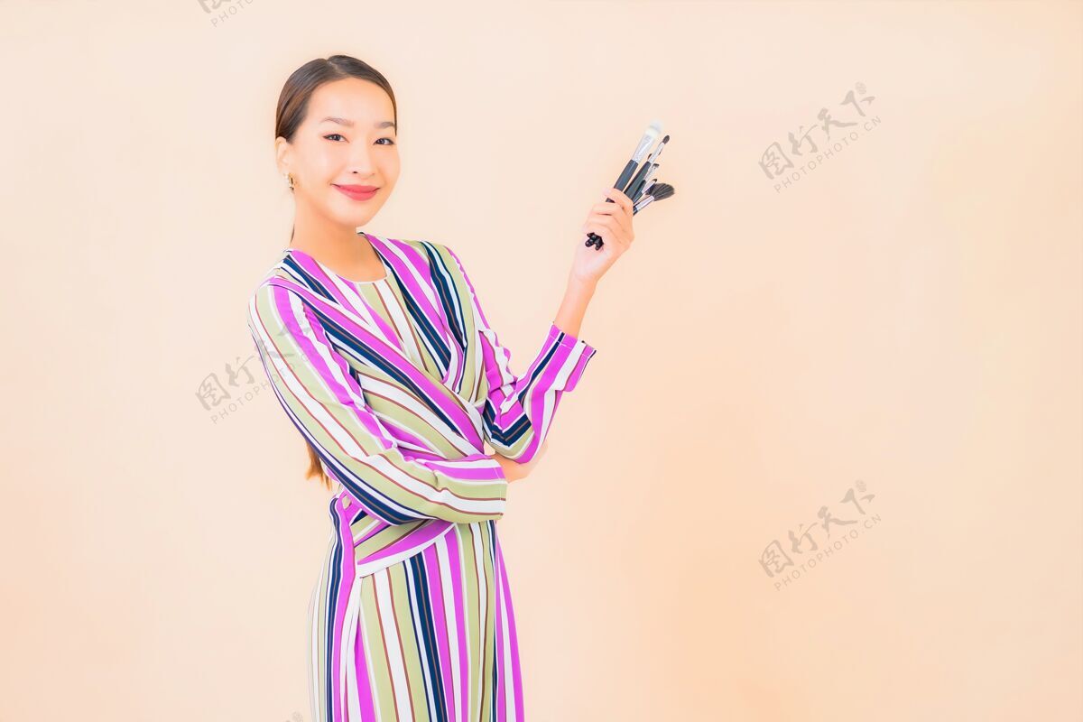 女人用彩妆刷彩妆描绘美丽的亚洲年轻女子成人韩国年轻