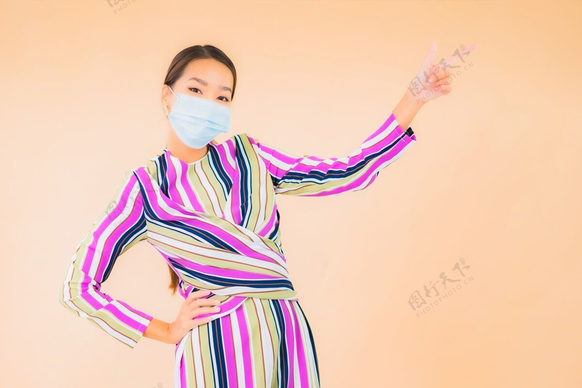安全肖像美丽的亚洲年轻女子戴上口罩以防晕病毒或covid19上色护理妇女检疫