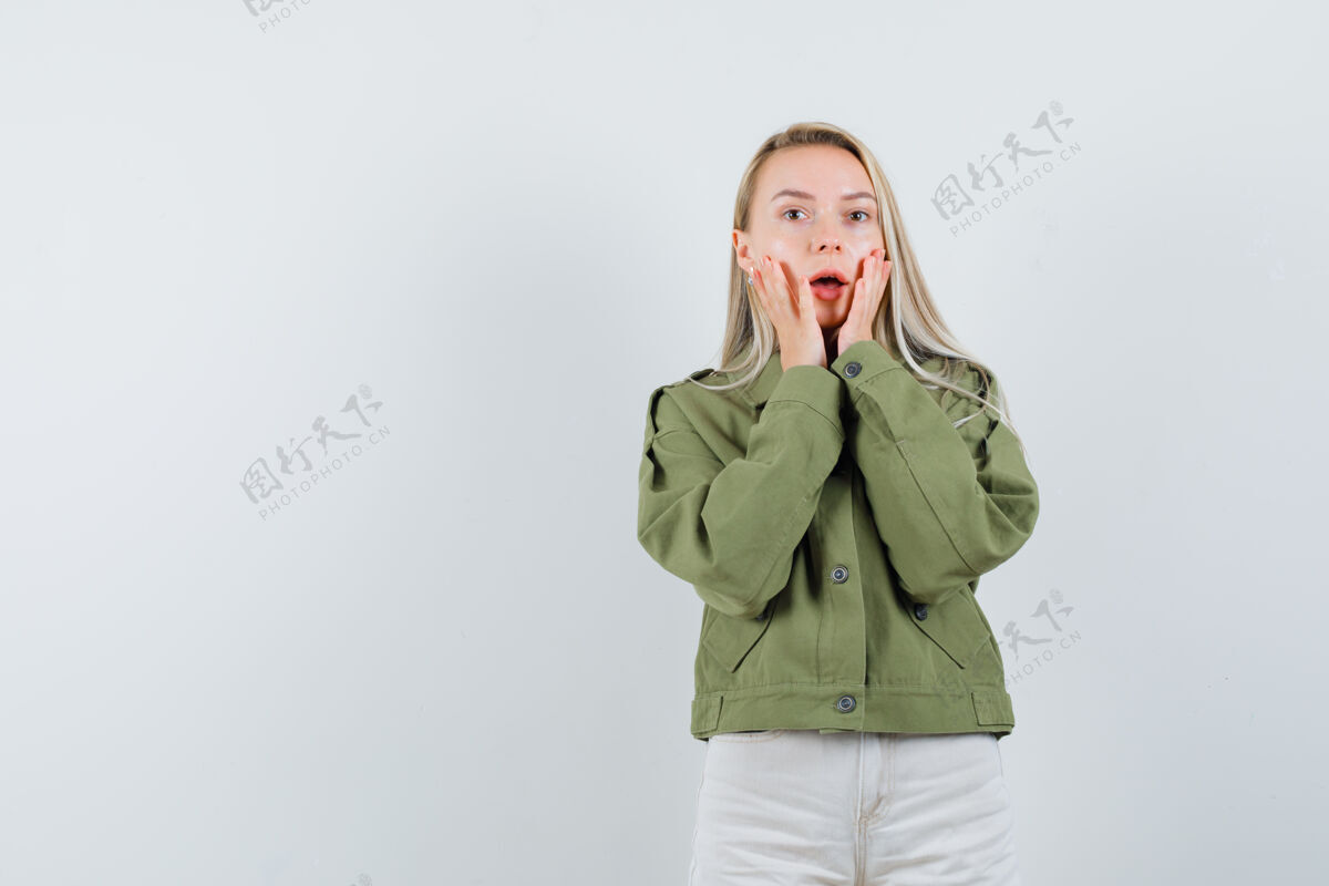 手年轻的女性手放在她穿着夹克衫的下巴上 看起来很害怕 正前方文本空间衬衫年轻拿着