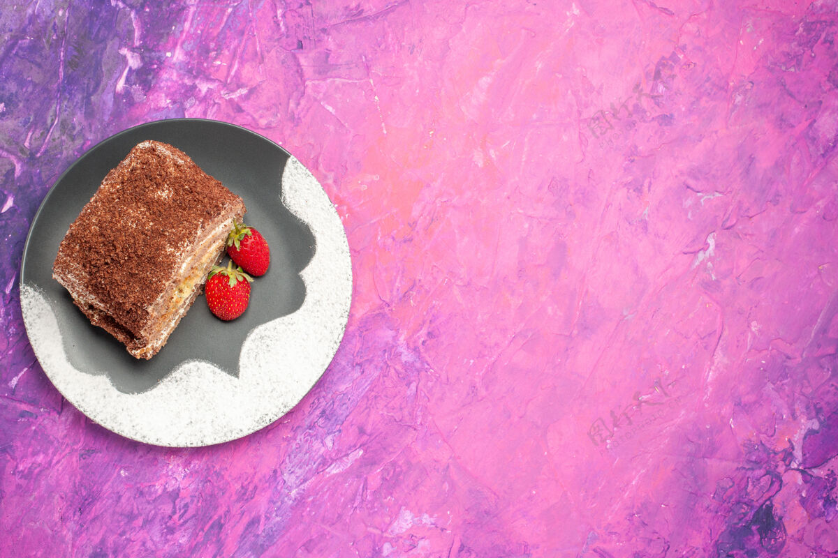 食品粉红色表面上有草莓的美味甜面包卷俯视图派水果健康
