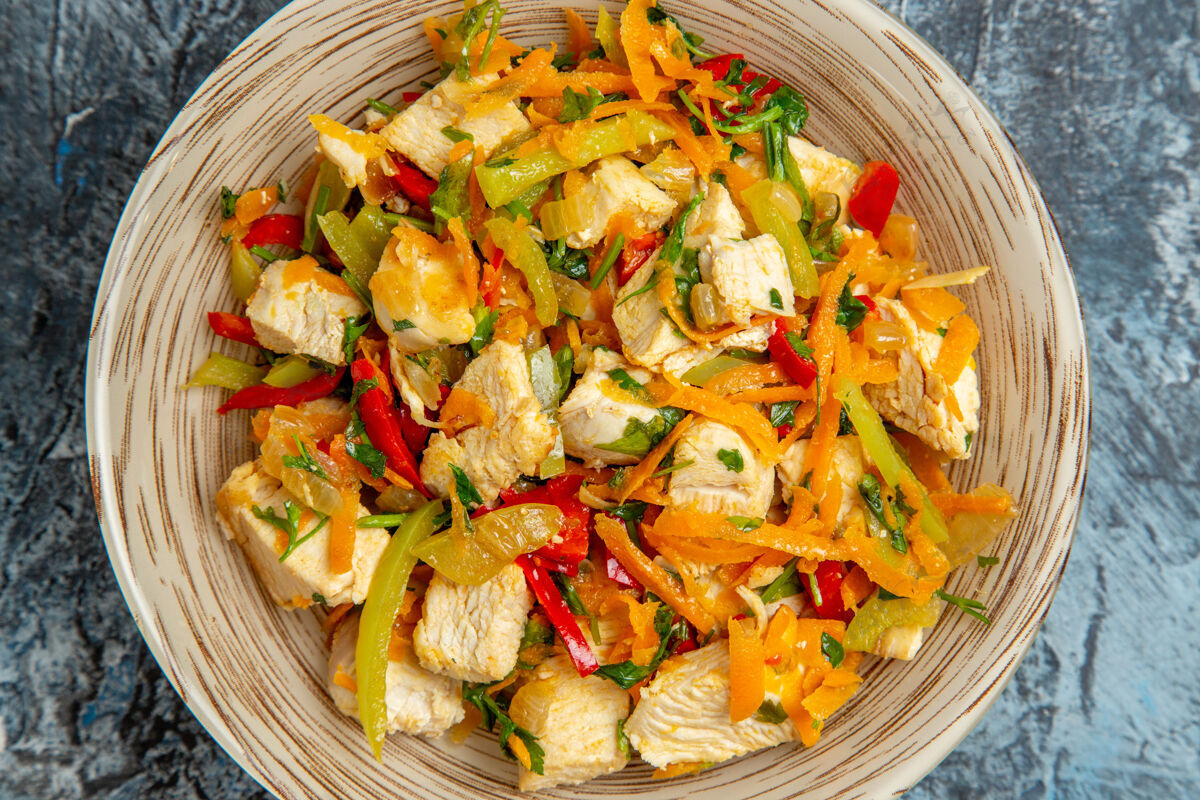 盘子鸡肉沙拉的顶视图和蔬菜在光的表面美食菜肴营养品
