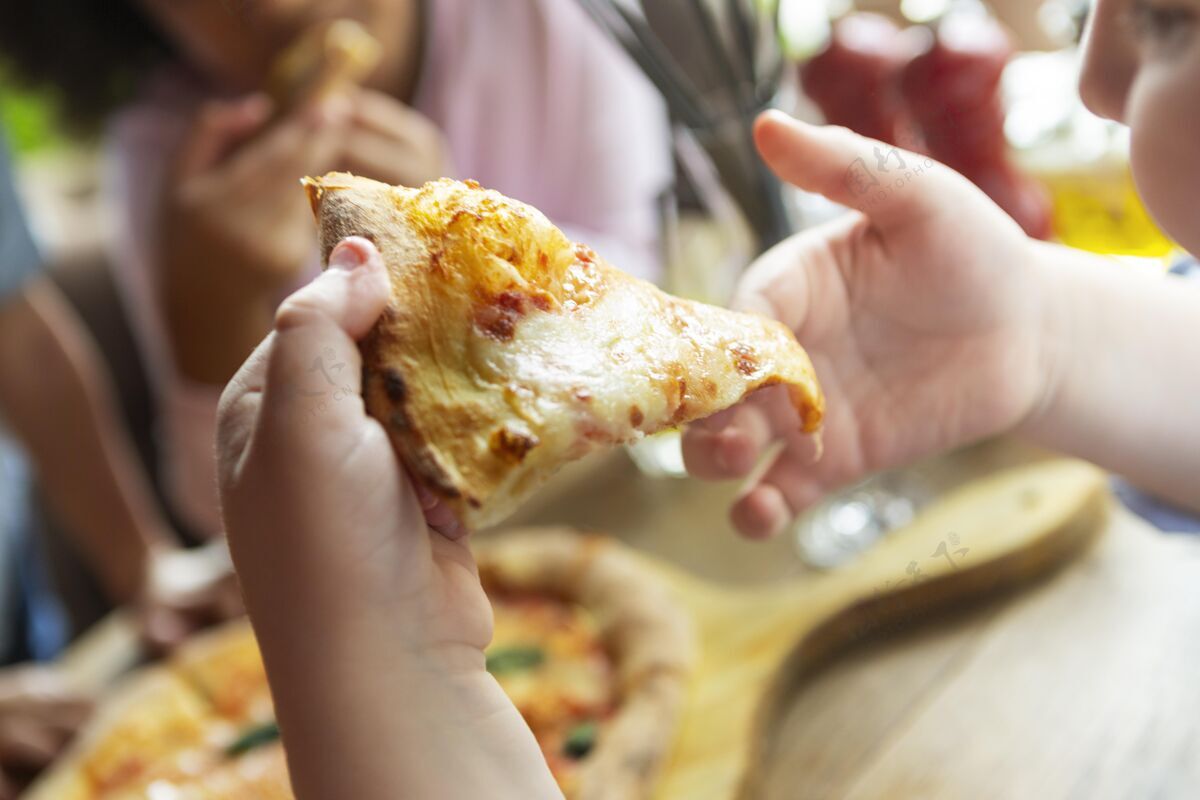 童年把拿着披萨片的小手收起来孩子美食食物