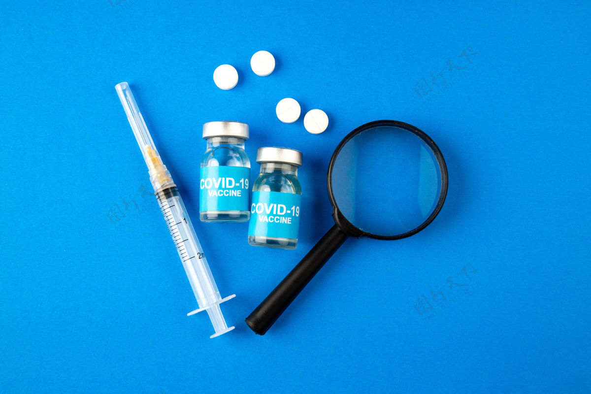 药品顶视图疫苗与放大镜注射和蓝色背景上的药丸医院健康科维-实验室科学大流行病毒药物视图病毒注射剂