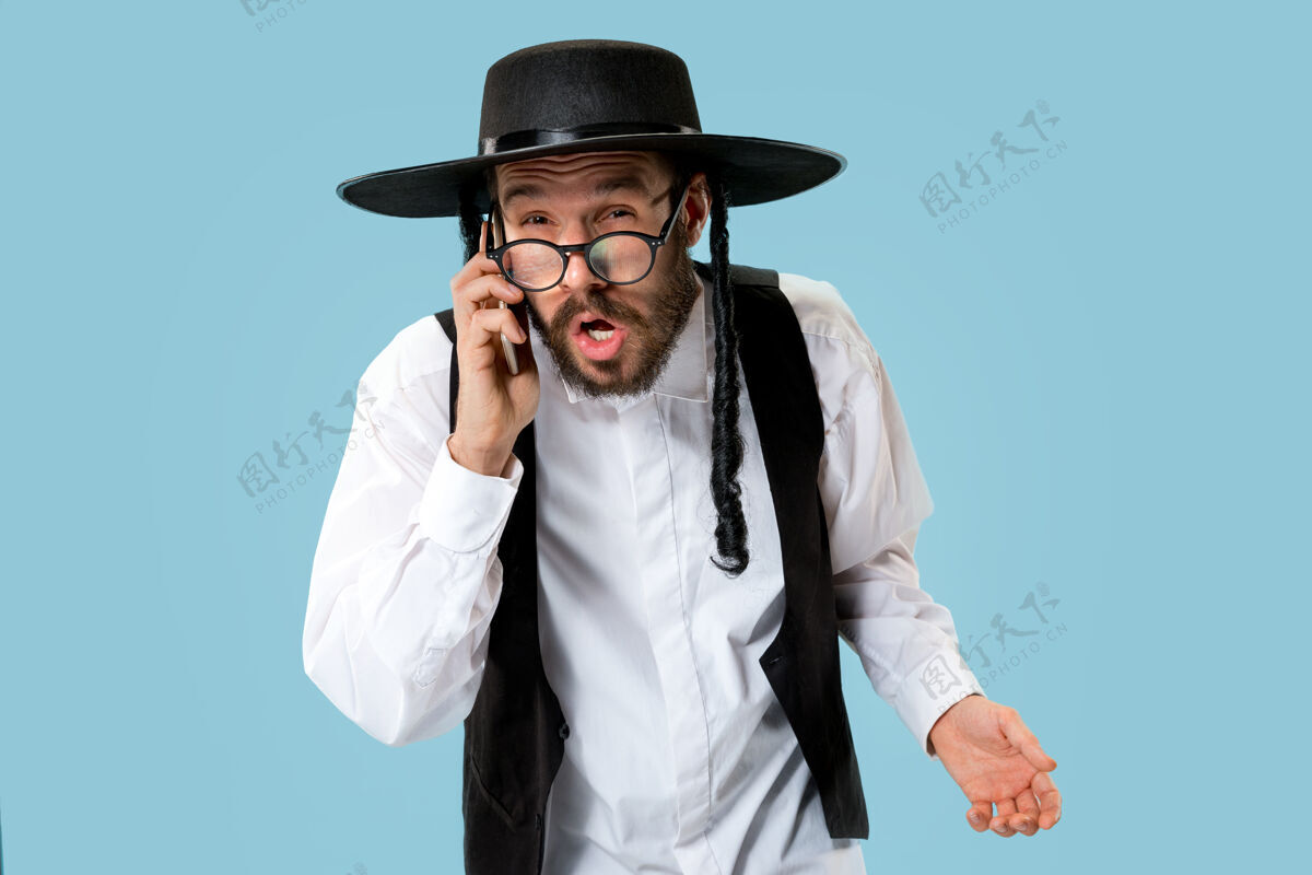 胡须一个年轻的东正教犹太男子与手机在工作室的肖像普瑞姆 商业 商人 节日 节日 庆典 犹太教 宗教概念以色列人肖像