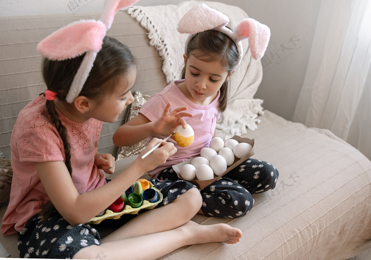 鸡蛋小妹妹们在家里的沙发上画复活节彩蛋兔子油漆房子