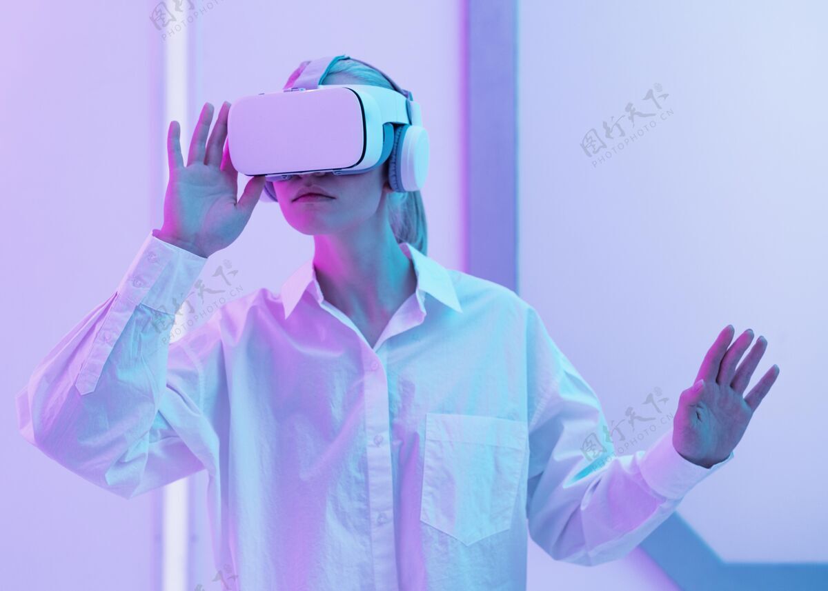 女人戴着虚拟现实模拟器的女人单色测试模特