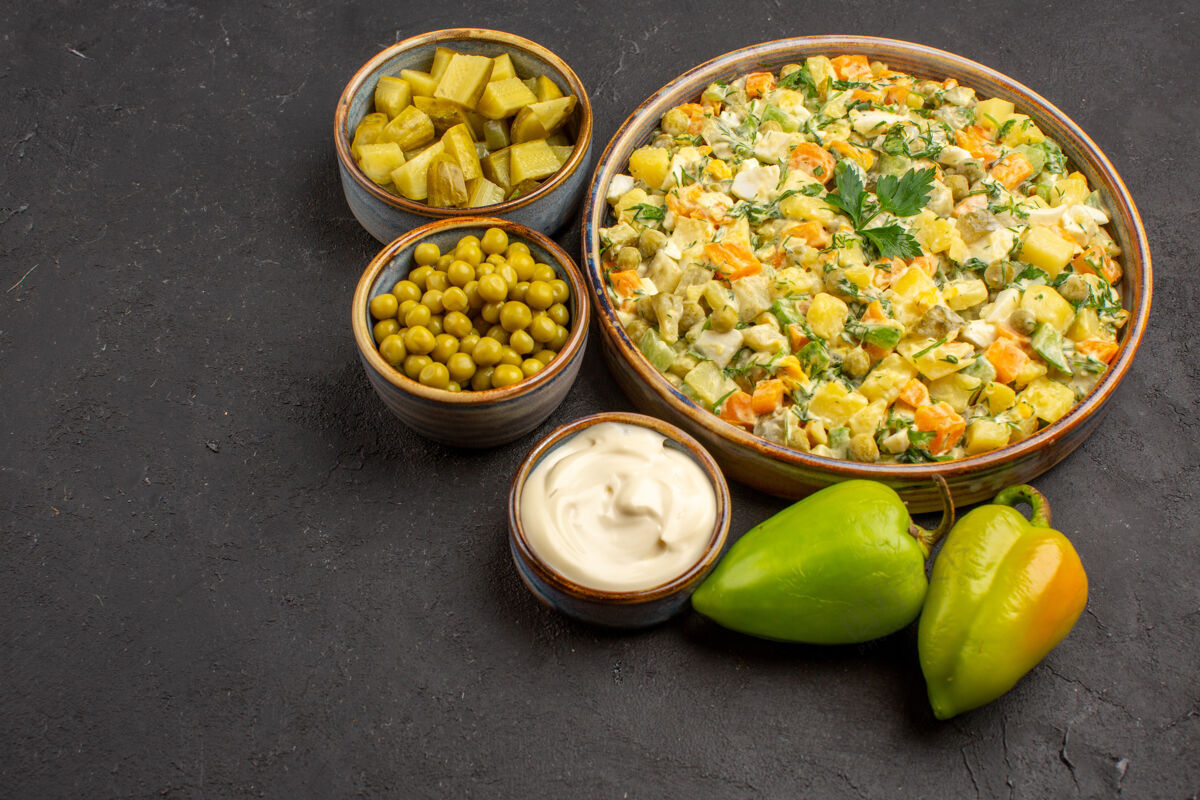 健康美味沙拉的正面图 配料在黑暗的表面配料午餐玉米