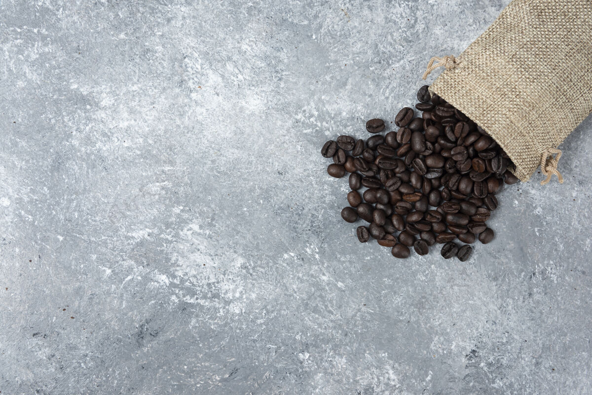 种子用麻袋在大理石上烤咖啡豆浓缩咖啡豆类烤