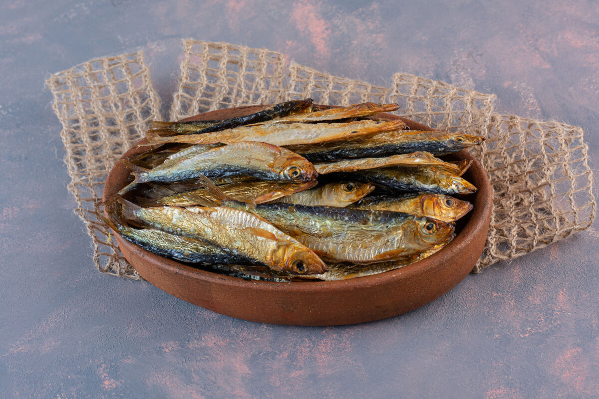 鱼美味的咸鱼放在木盘上 大理石背景上美味美味一餐