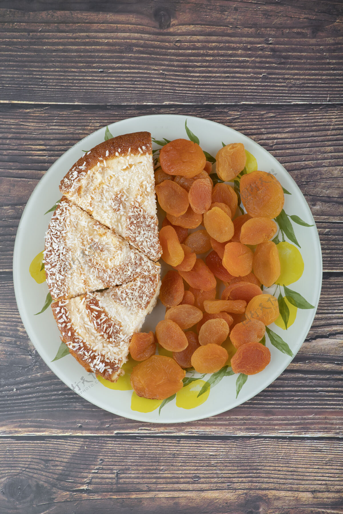 橘子一个五颜六色的盘子里放着杏干和美味的馅饼有机好吃成熟