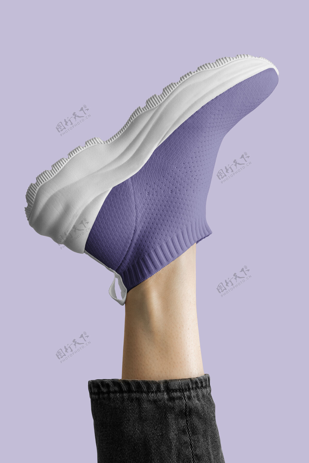 运动装穿着紫色运动鞋的女装模特紫色商业舒适