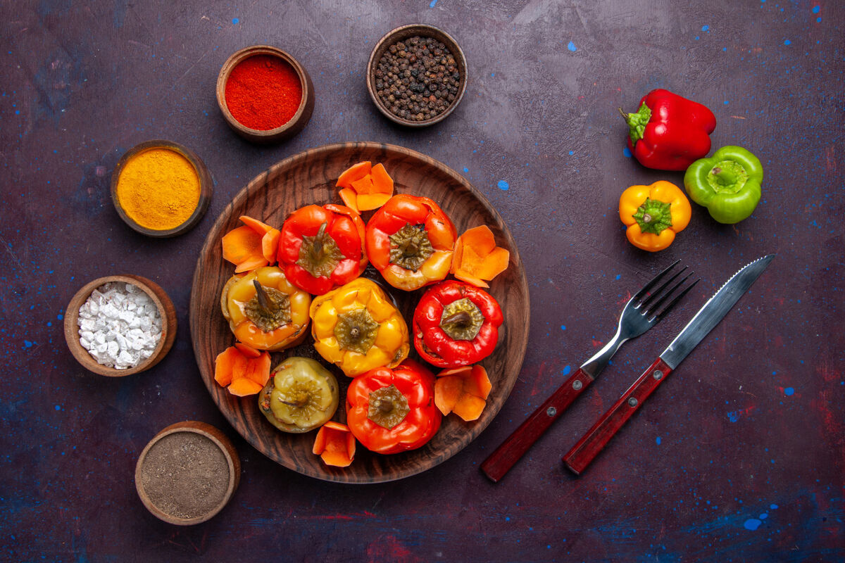可食用水果顶视图煮熟的甜椒与地面肉和调味料上的灰色表面一餐食物肉类蔬菜烹饪生的水果蔬菜