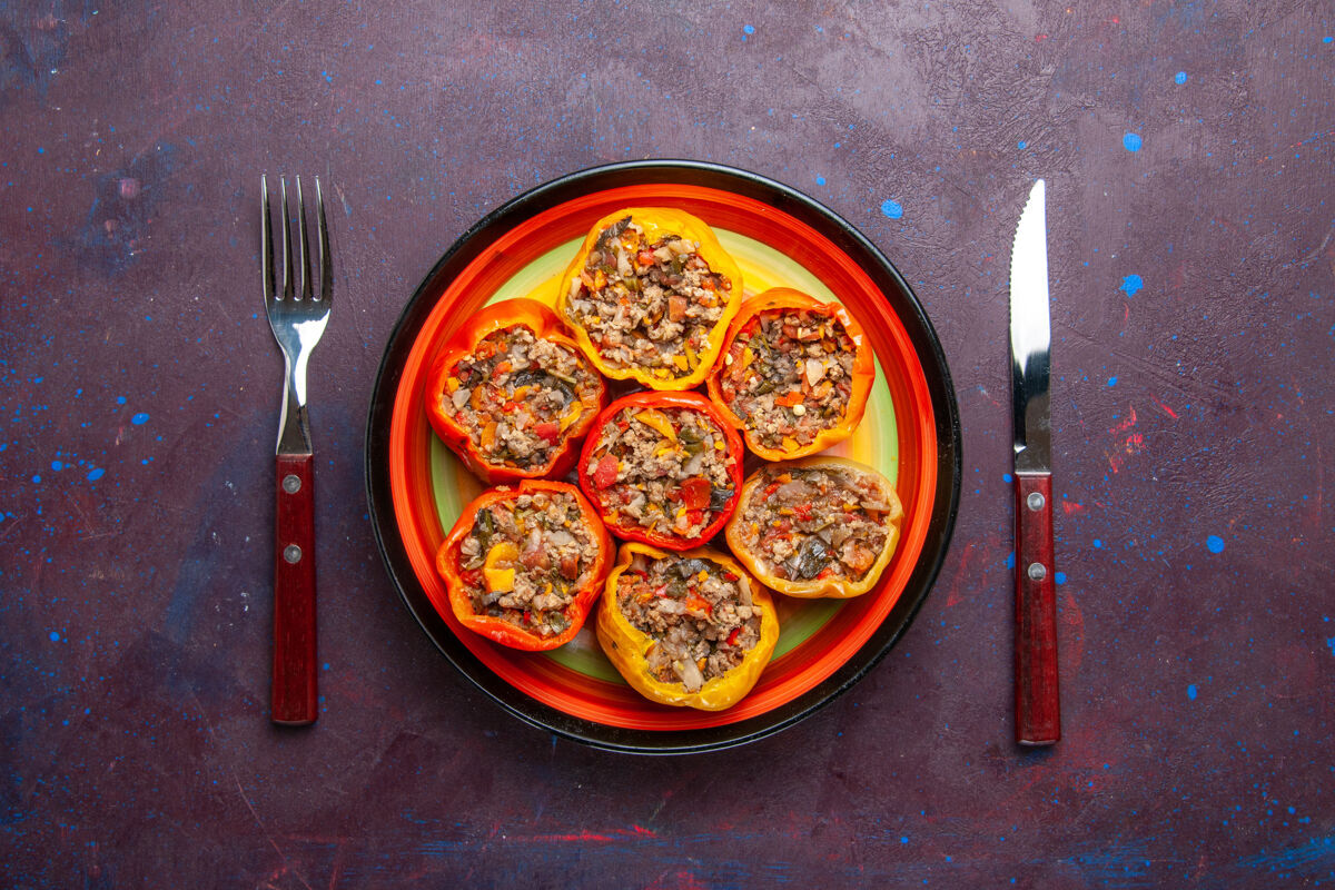 胡椒粉顶视图煮熟的甜椒与肉末混合调味料在灰色的表面一餐多尔玛食品蔬菜牛肉蔬菜磨碎的牛肉
