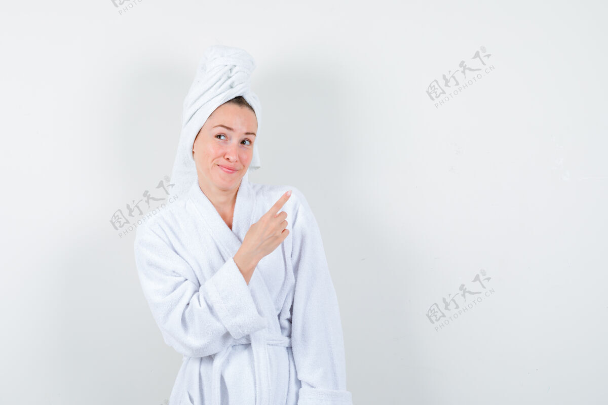 欢呼身穿白色浴衣的年轻女子 毛巾指着右上角 神情欢快 正对着前方女人模型女孩