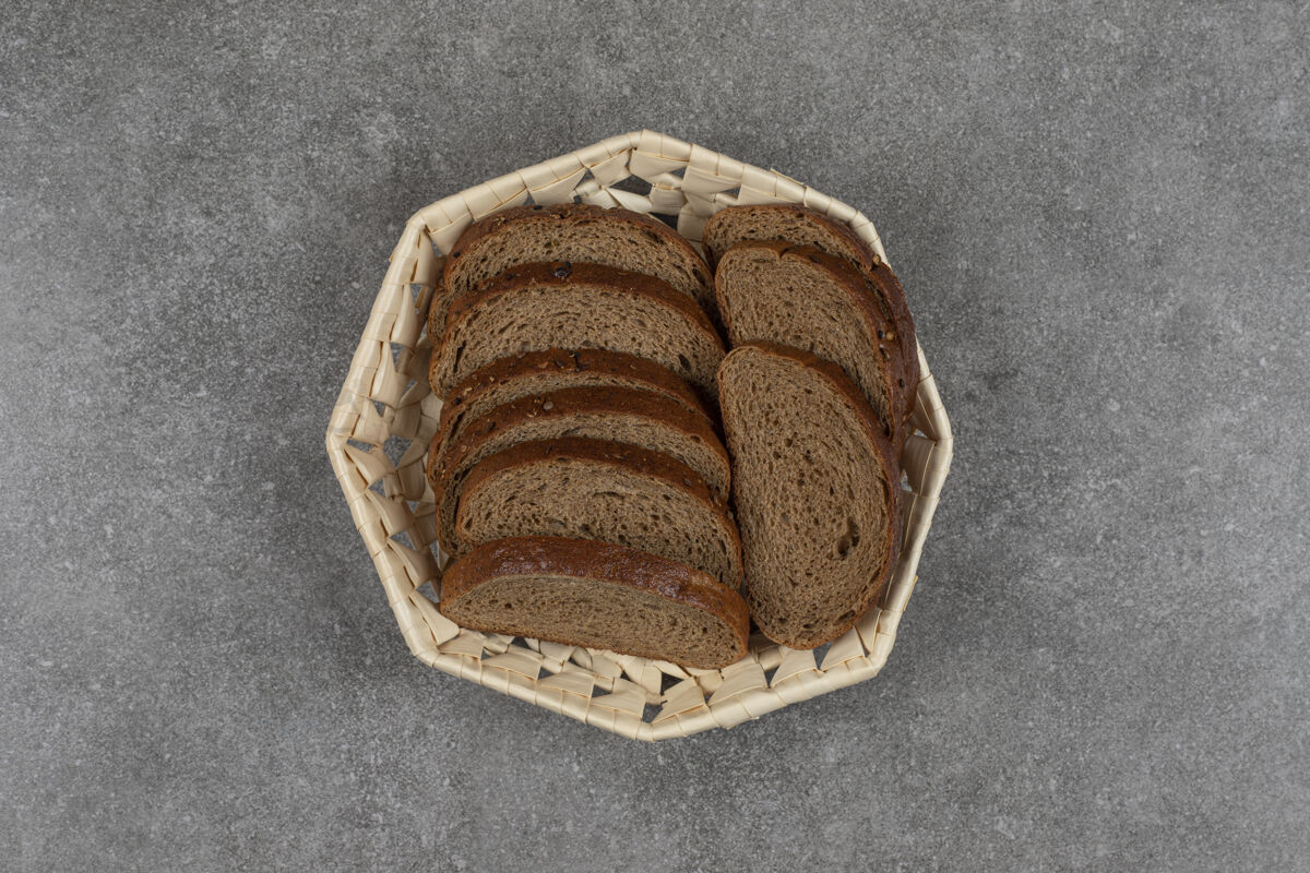 有机黑面包片放在木篮里黑麦早餐烘焙