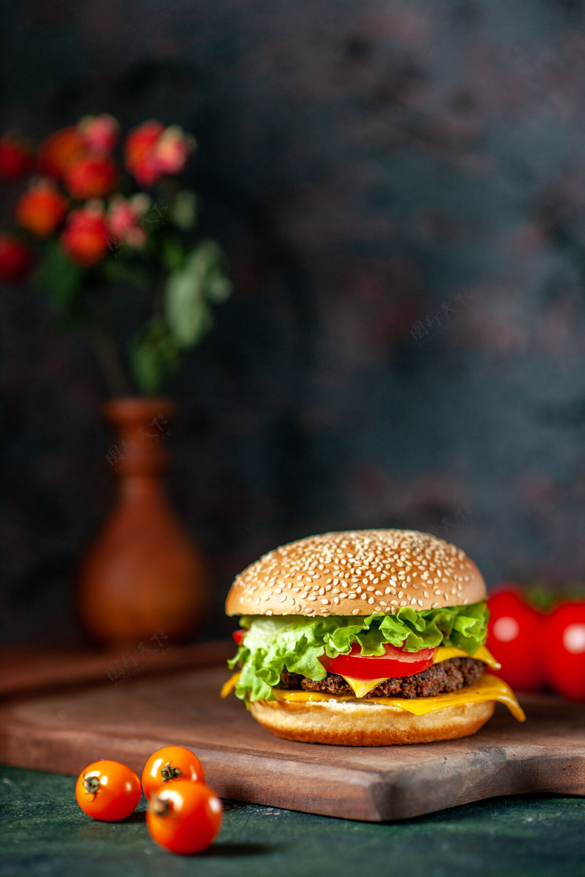 芝士汉堡前视图肉汉堡包与新鲜西红柿在黑暗的背景番茄快餐晚餐