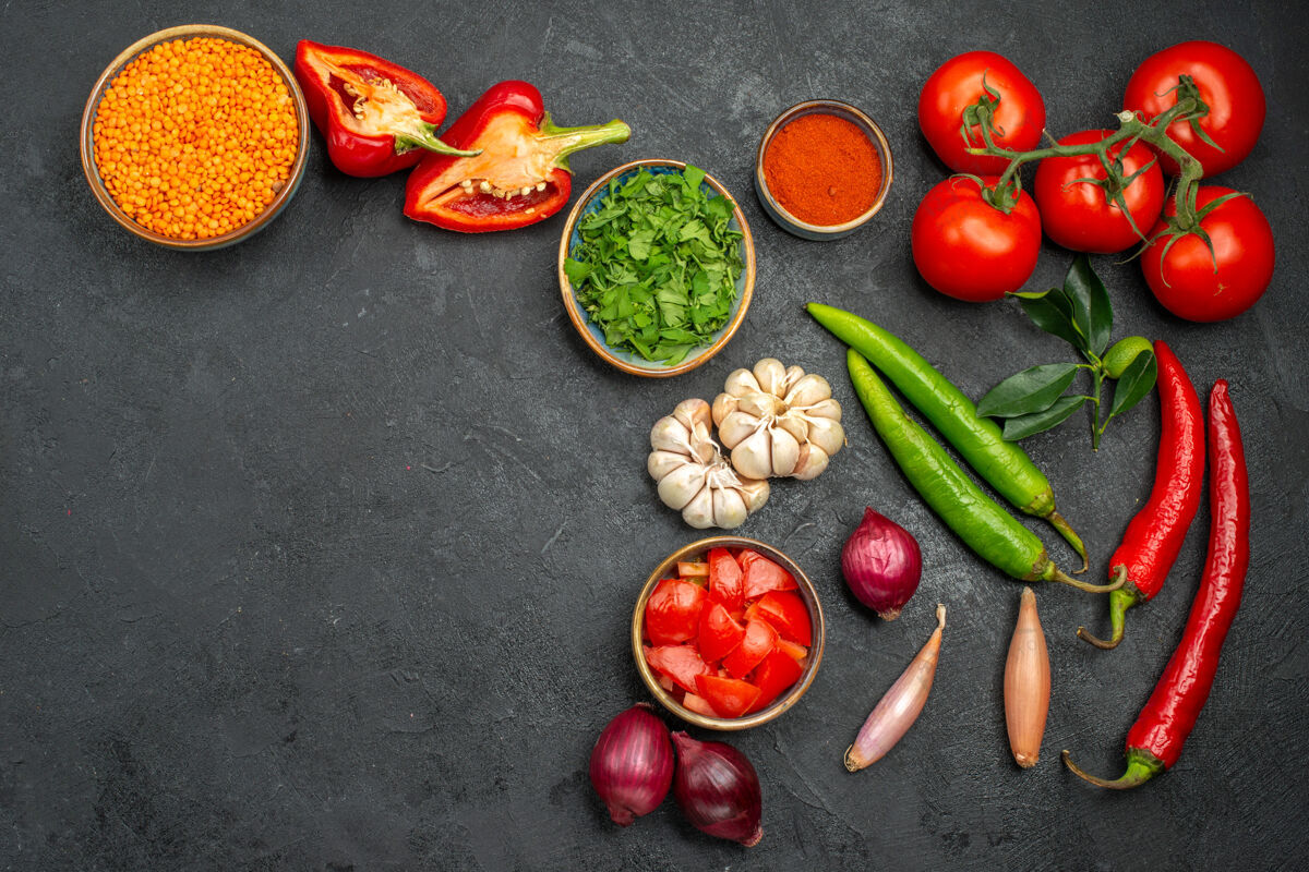 生菜顶视图五颜六色的蔬菜扁豆在碗旁边的五颜六色的蔬菜和香料香料碗胡椒