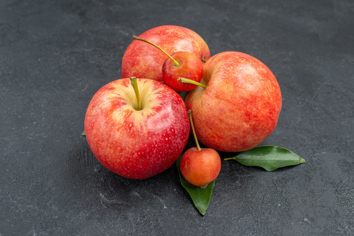 桃子侧面特写查看水果红黄色苹果和浆果与树叶水果健康浆果