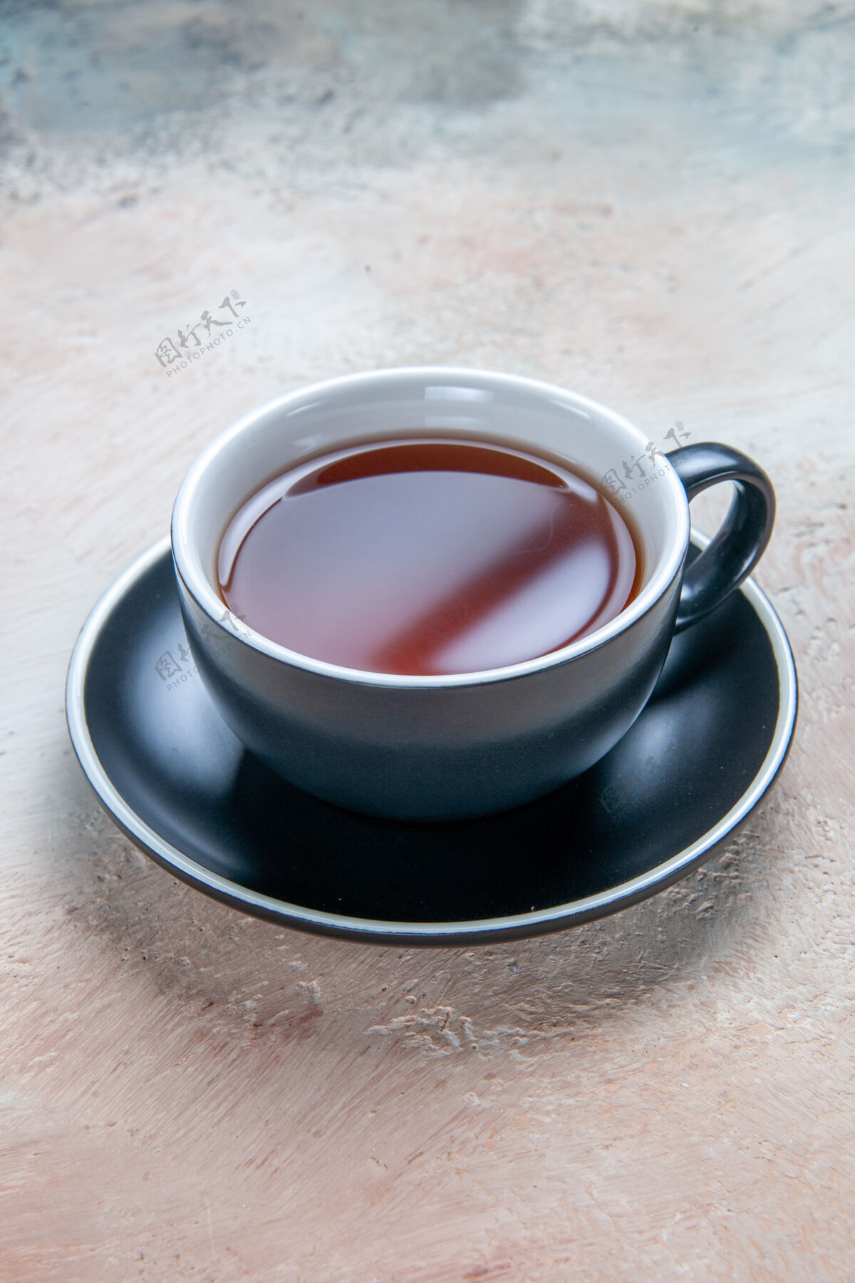 茶侧边特写镜头一杯茶一杯红茶放在茶碟上杯子红茶餐具