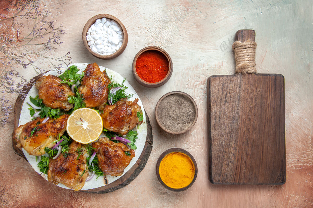 胡椒切菜板旁碗中柠檬香草香料鸡肉的俯视图切食物香草