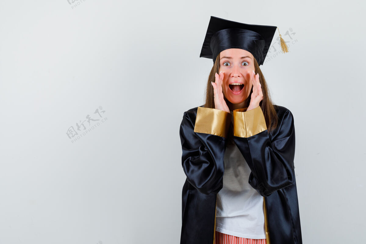 学位女毕业生身着校服 便装大喊或宣布某事 神情激动 前视宣布多样性衣服