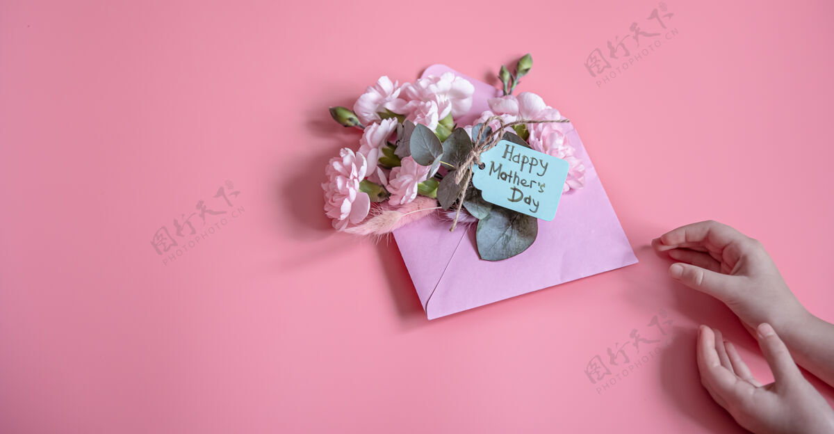 春天用鲜花和题词“母亲节快乐”平躺在信封上的喜庆作文顶视图母亲节快乐构图