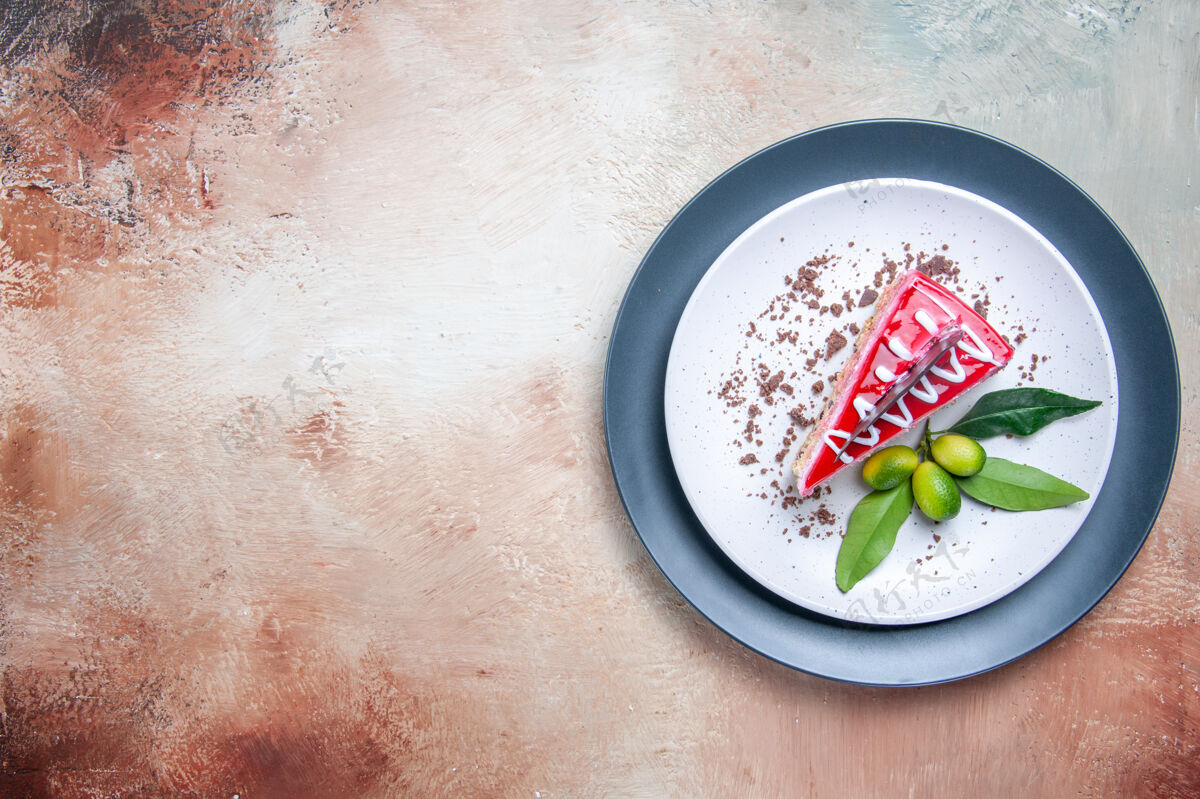 盘子顶部特写镜头一个蛋糕一个盘子上有红白酱汁的蛋糕食物蔬菜餐厅