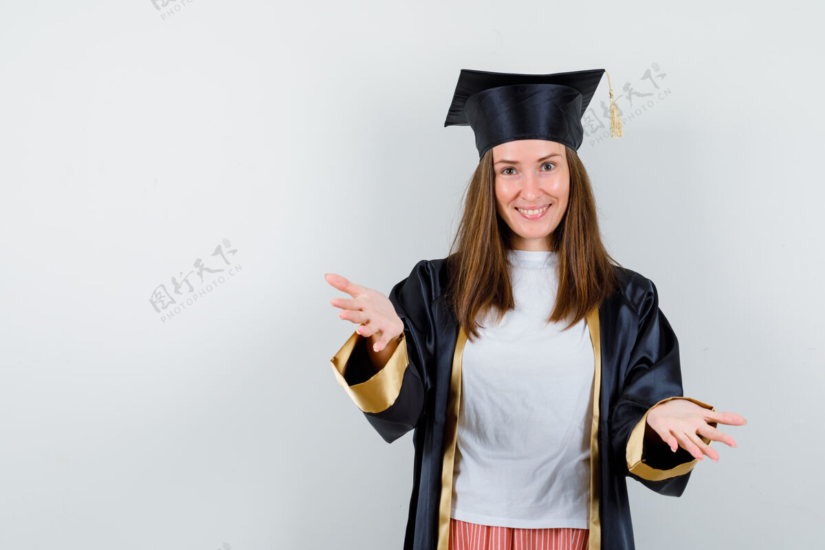 成人一个穿着休闲服 穿着校服 看起来很快乐的女毕业生在镜头前拥抱着她多样性给予衣服