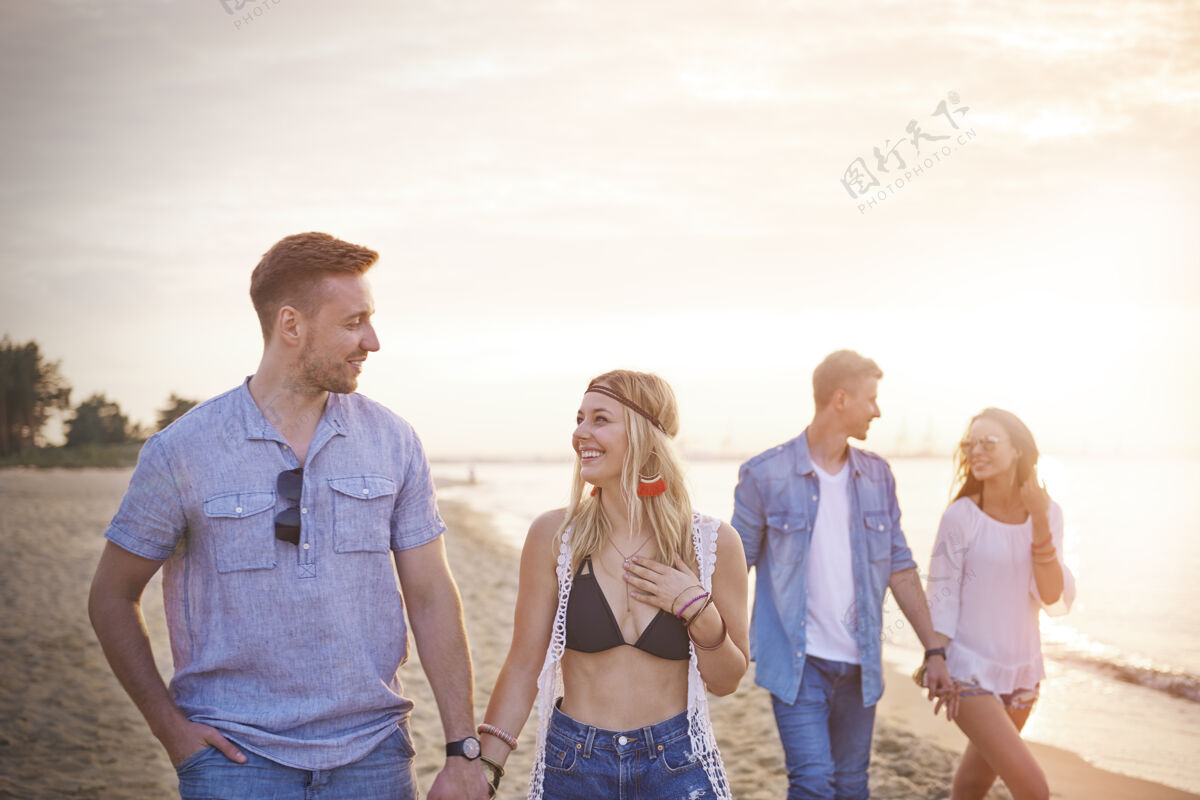 美丽特写年轻朋友在沙滩上玩得开心男人情侣年轻