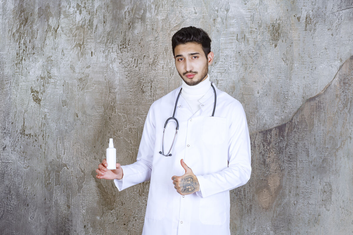 酒精男医生 手持听诊器 手持白色洗手液瓶 显示阳性手征一次性权力护理